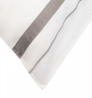 Набор из двух наволочек из сатина белого цвета с серым кантом из коллекции essential, 50х70 см 